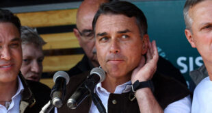 Flávio Bolsonaro é atropelado pelo azarão (Dark Horse)