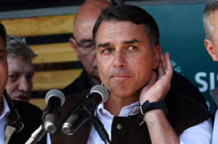 Flávio Bolsonaro é atropelado pelo azarão (Dark Horse)