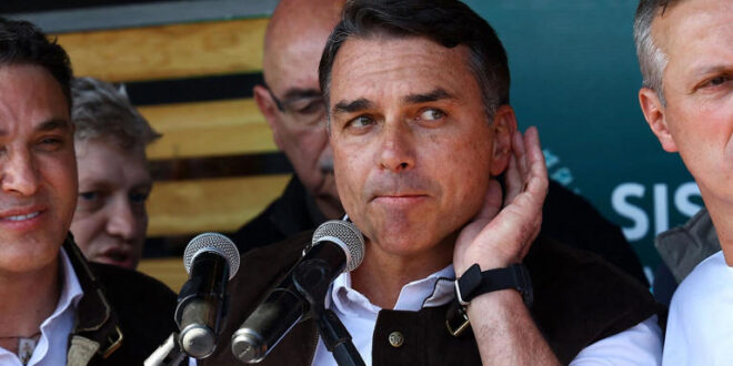Flávio Bolsonaro é atropelado pelo azarão (Dark Horse)