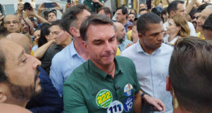 Flávio Bolsonaro é recebido com gritos de "é Lula no primeiro turno" no Mercadão de São Paulo