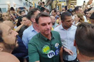 Flávio Bolsonaro é recebido com gritos de "é Lula no primeiro turno" no Mercadão de São Paulo
