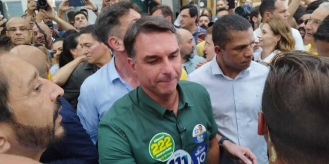 Flávio Bolsonaro é recebido com gritos de "é Lula no primeiro turno" no Mercadão de São Paulo