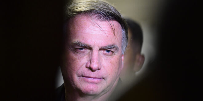 Estudo aponta como instituições barraram golpe de Jair Bolsonaro