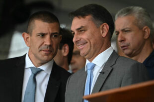 Mãe conta como Flávio Bolsonaro defendeu policial que matou a filha dela de apenas 5 anos