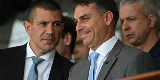 Mãe conta como Flávio Bolsonaro defendeu policial que matou a filha dela de apenas 5 anos