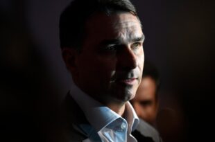 Assista Aqui ao novo vídeo do Revelando e conheça quem é Flávio Bolsonaro