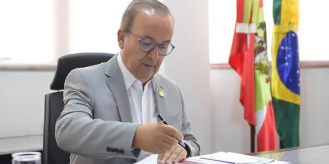 É extrema direita, estúpido: repasses do governo de SC a empreiteira investigada aumentam 4.457% na gestão Jorginho Mello