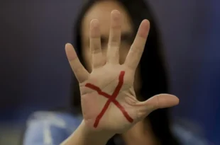 Retrocesso de um século para as mulheres: os projetos de aliados de Flávio Bolsonaro