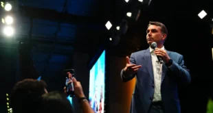 Flávio Bolsonaro pagou R$ 600 mil a empresa que manipula eleições com IA