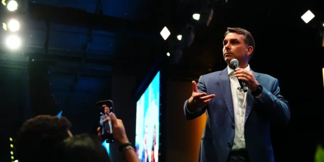 Flávio Bolsonaro pagou R$ 600 mil a empresa que manipula eleições com IA
