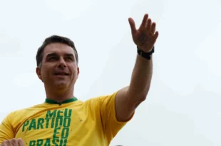 Parceiros: poucas horas antes da sabatina, Flávio Bolsonaro é recebido pela cúpula da Globo para almoço