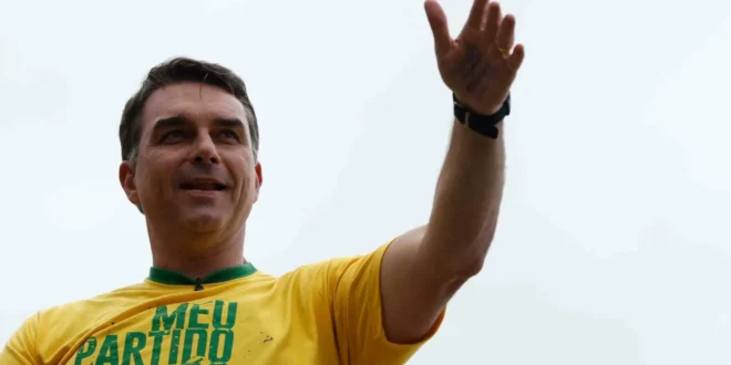 Parceiros: poucas horas antes da sabatina, Flávio Bolsonaro é recebido pela cúpula da Globo para almoço