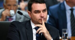 Proibido de sair do país: STF toma passaportes de Flávio Bolsonaro