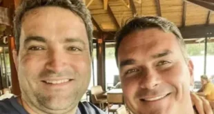 Flávio Bolsonaro tem dublê de Zélia e cover de PC Farias