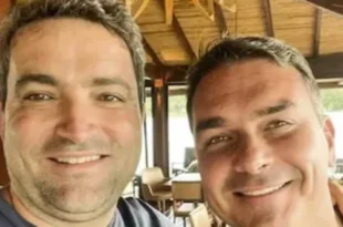 Flávio Bolsonaro tem dublê de Zélia e cover de PC Farias