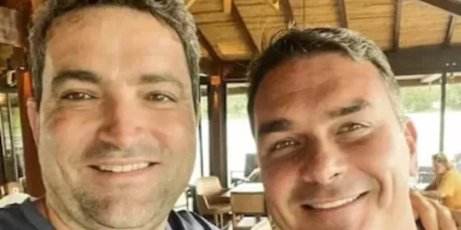 Flávio Bolsonaro tem dublê de Zélia e cover de PC Farias