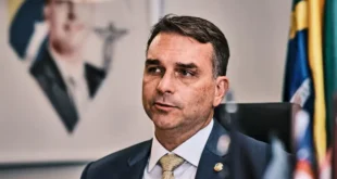 Defensor da moral e bons costumes: Flávio chamou brasileiras de “patrimônio turístico” e defendeu postais com mulheres seminuas