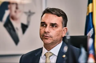 Defensor da moral e bons costumes: Flávio chamou brasileiras de “patrimônio turístico” e defendeu postais com mulheres seminuas