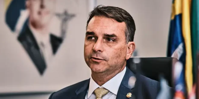 Defensor da moral e bons costumes: Flávio chamou brasileiras de “patrimônio turístico” e defendeu postais com mulheres seminuas