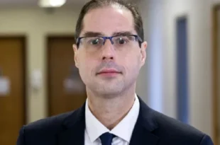 Aprenda a votar ou se lasque: economista de Flávio Bolsonaro assinou parecer contra piso do frete dos caminhoneiros