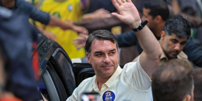 Mesmo nos EUA, Flávio ainda custará R$ 384 mil por mês aos cofres públicos