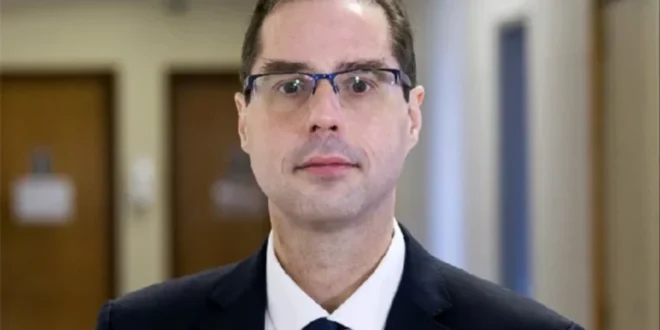 Aprenda a votar ou se lasque: economista de Flávio Bolsonaro assinou parecer contra piso do frete dos caminhoneiros