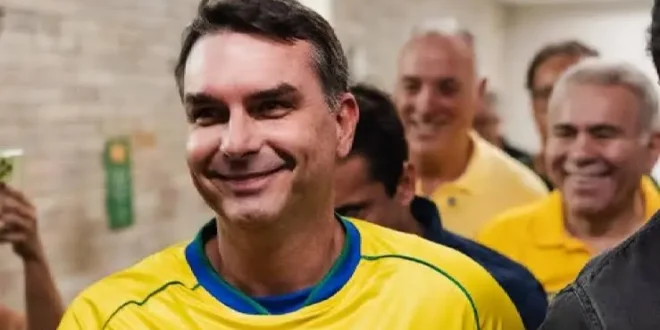 Do lado de matadores: Flávio Bolsonaro foi advogado de outros PMs acusados de matar inocentes