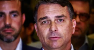 Suruba na pandemia: Flávio participou de festa em lancha com empresários que tentavam vender vacina e prostitutas e ganhou Rolex de presente