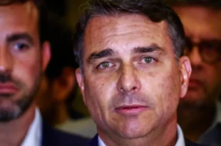 Suruba na pandemia: Flávio participou de festa em lancha com empresários que tentavam vender vacina e prostitutas e ganhou Rolex de presente
