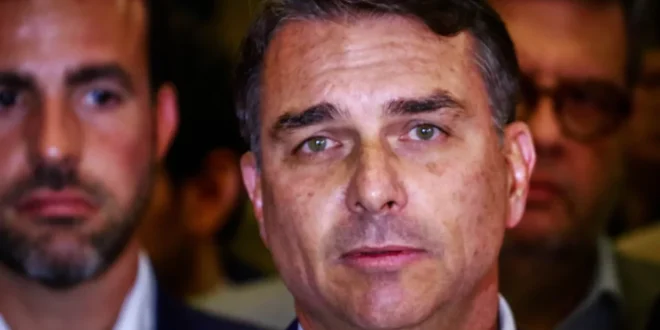 Suruba na pandemia: Flávio participou de festa em lancha com empresários que tentavam vender vacina e prostitutas e ganhou Rolex de presente