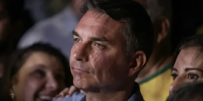 “Ameaça à democracia”: bispos católicos assinam carta contra candidatura de Flávio Bolsonaro