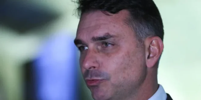 Flávio Bolsonaro que apoiou turismo sexual, usa táticas de manipulação e intimidação comuns em abusadores