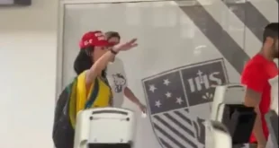 Eles não têm jeito: mulher faz saudação nazista após votar no Rio de Janeiro