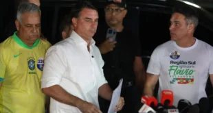 Segura o fujão: STF e PGR recebem pedidos para reter passaporte de Flávio Bolsonaro