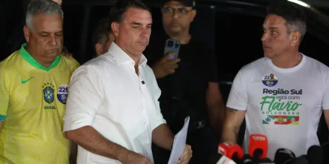 Segura o fujão: STF e PGR recebem pedidos para reter passaporte de Flávio Bolsonaro