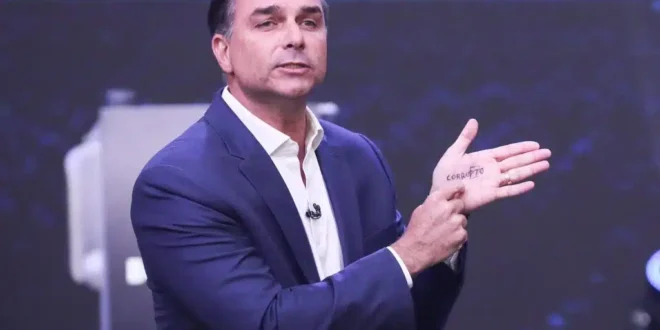 Derrotado, Flávio Bolsonaro perderá foro privilegiado a partir de janeiro; veja as investigações contra o senador