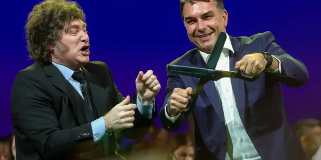 Jatinho de possível fuga de Flávio Bolsonaro é de empresa usada por Javier Milei