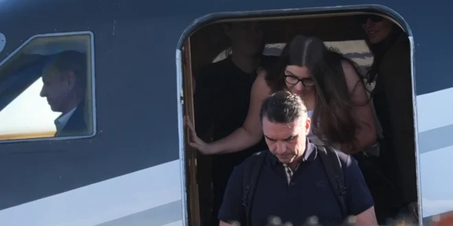  Flávio Bolsonaro foge do próprio passado, mas bolsonarismo vai tratá-lo como “refugiado”