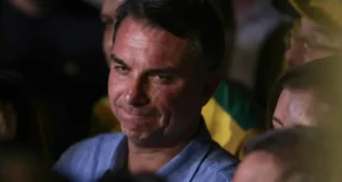 Flávio Bolsonaro tenta deixar Brasil rachadinho com golpe do presidente fantasma