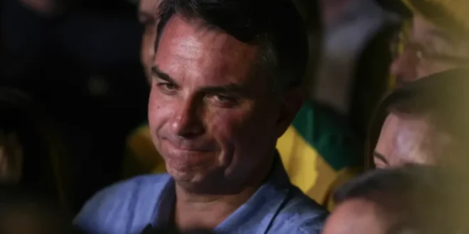 Flávio Bolsonaro tenta deixar Brasil rachadinho com golpe do presidente fantasma