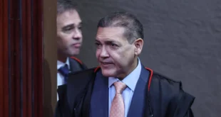 Kassio e Mendonça se afastam de Flávio Bolsonaro após carta golpista