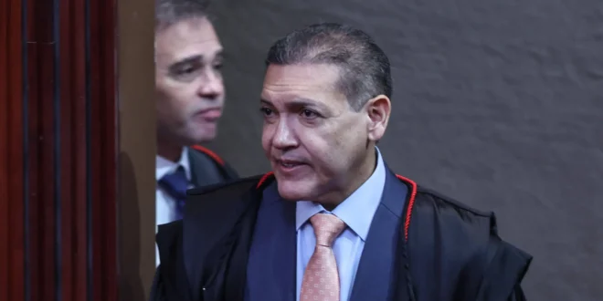 Kassio e Mendonça se afastam de Flávio Bolsonaro após carta golpista