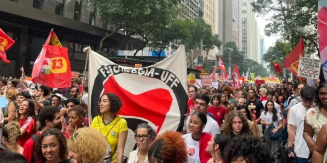 Bem na foto: vitória histórica contra a extrema direita faz Brasil virar herói antifascista mundial