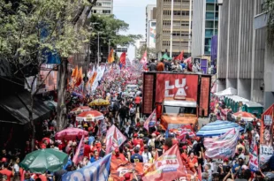 Último ato de Lula antes do 1º turno lota a Paulista