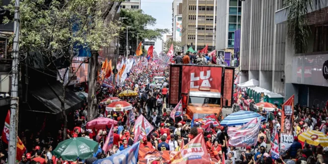 Último ato de Lula antes do 1º turno lota a Paulista