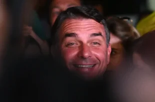 O filho ungido chega ao segundo turno sob a proteção das corporações de mídia