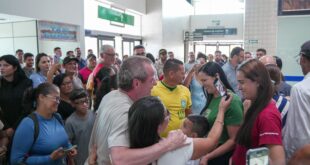 Pedro Longo é recebido com festa por apoiadores no aeroporto de Cruzeiro do Sul