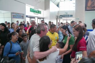 Pedro Longo é recebido com festa por apoiadores no aeroporto de Cruzeiro do Sul