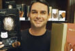 A prática de suas teorias: loja de chocolates de Flávio Bolsonaro demitiu balconista grávida sem carteira assinada