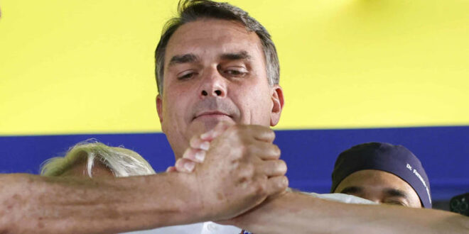 Liberdade de expressão da extrema direita: Flávio Bolsonaro tenta censurar Brasil 247 e Mídia NINJA por meio do TSE